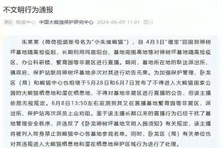 这？桑乔和一女舞者近距离贴身相拥，亮出大金表